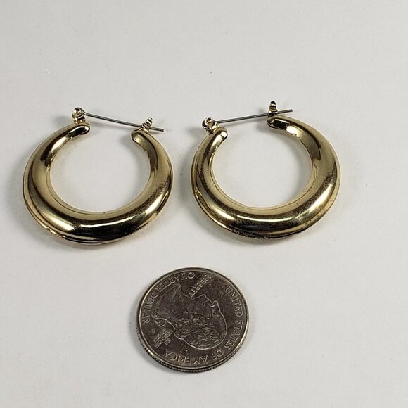 Women's Stunning Polished Gold tone Lightweight Hoop Earrings, 1.4-inch - Picture 6 of 9